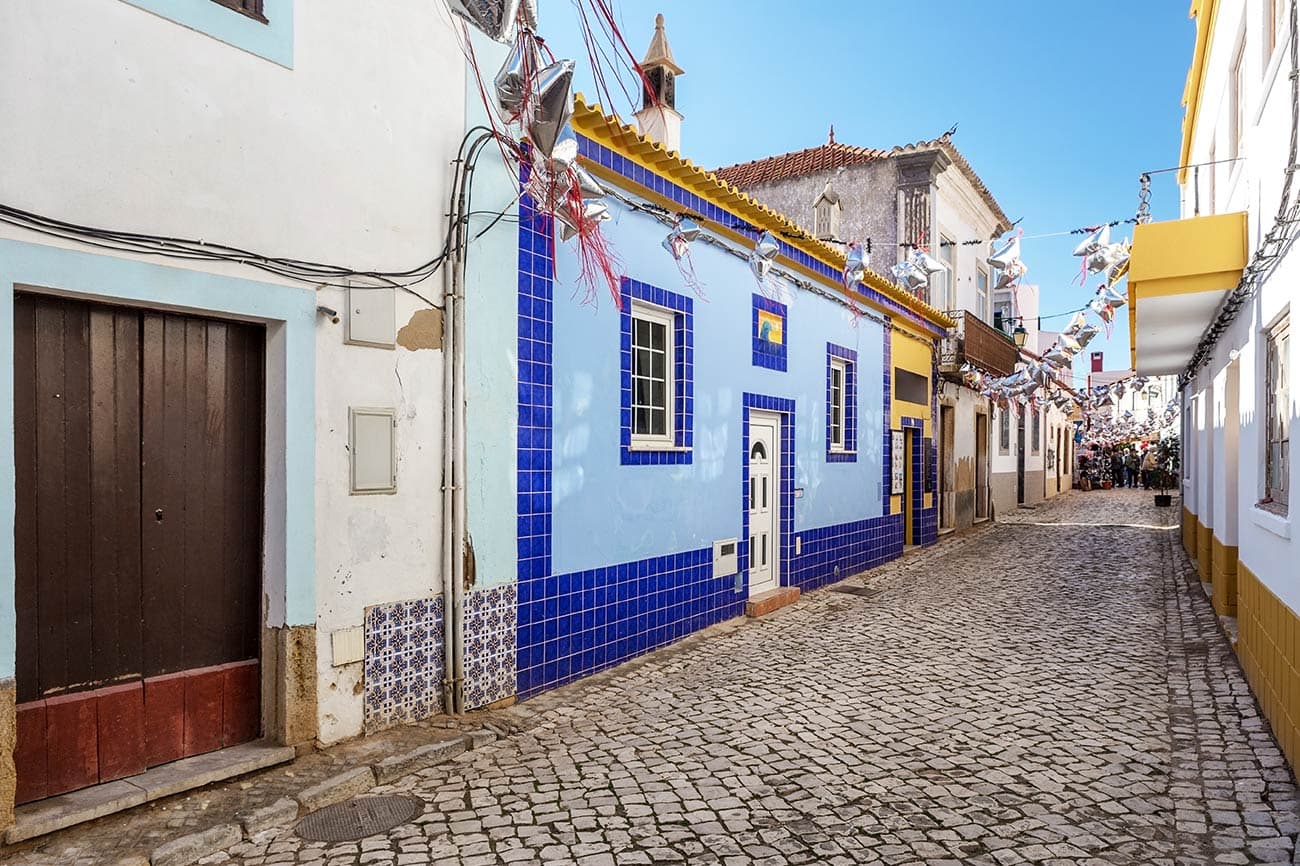Rua caiada com azulejos azuis