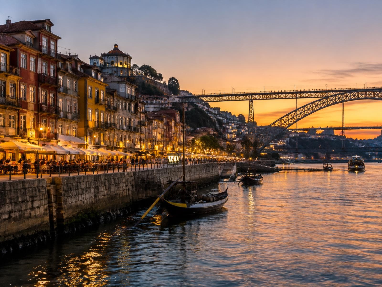 Ribeira do Porto ao anoitecer
