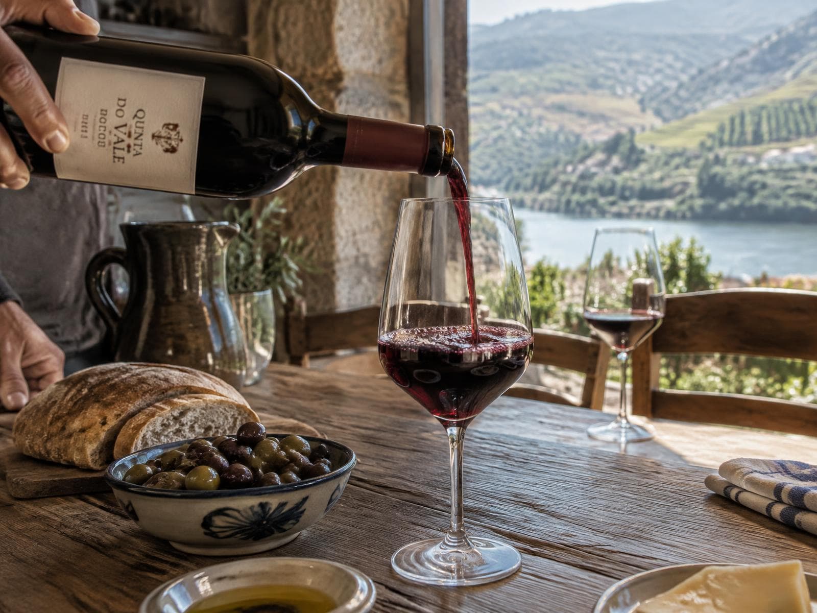 Vinho português servido numa mesa de quinta